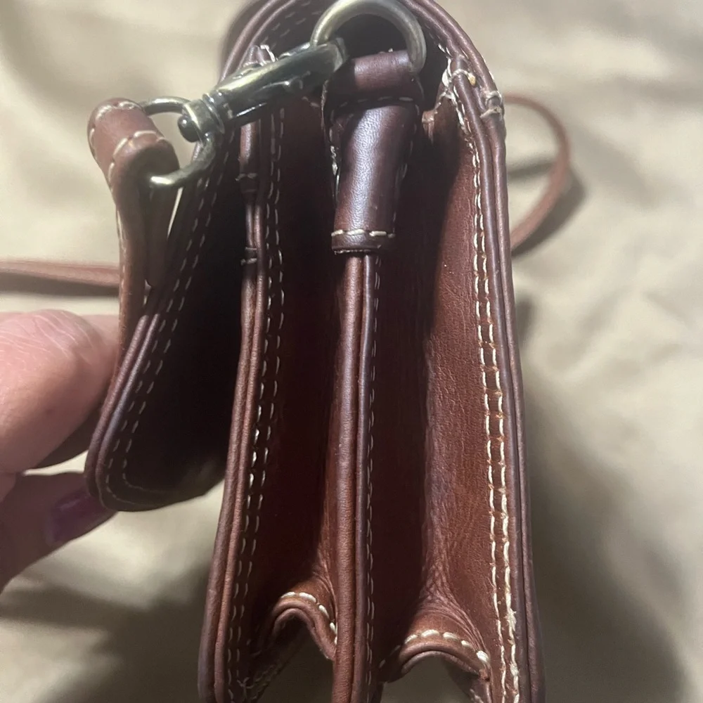 Elegant Rugged Earth Medium Brown Leather Crossbody Bag Adjustable Strap